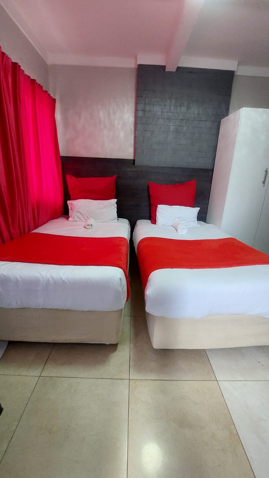 Friends Room 1